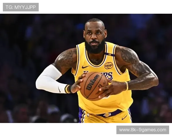 裁判吹罚尺度引争议,恩比德罚球时詹姆斯抗议判罚 裁判吹罚尺度引争议,恩比德罚球时詹姆斯抗议判罚